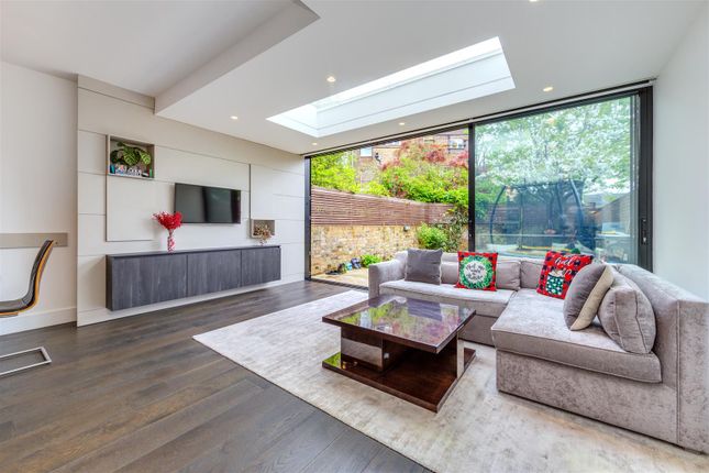 Thumbnail Flat for sale in Rona Road, London