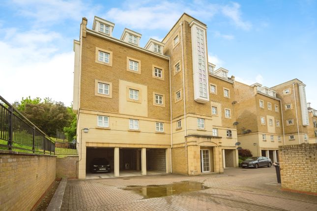 Flat for sale in Sandpiper Close, Greenhithe