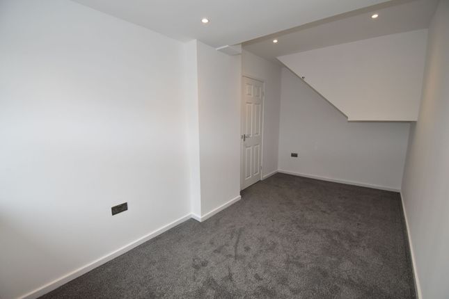 14 Unsworth Avenue, Manchester photo 3