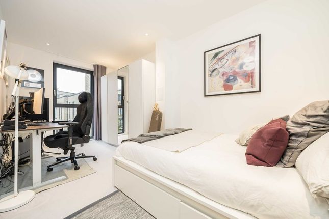 Flat for sale in Goldsmiths Row, London