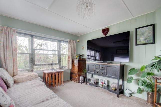 Mobile/park home for sale in Oversley Mill Park, Oversley Green, Alcester, Warwickshire