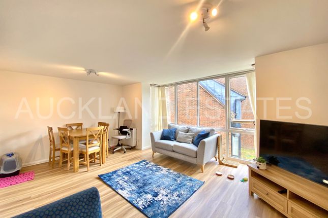 20, Wyllyotts Close, Potters Bar photo 3