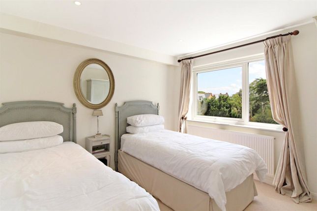 Flat for sale in Clifton Road, Wimbledon Village, London
