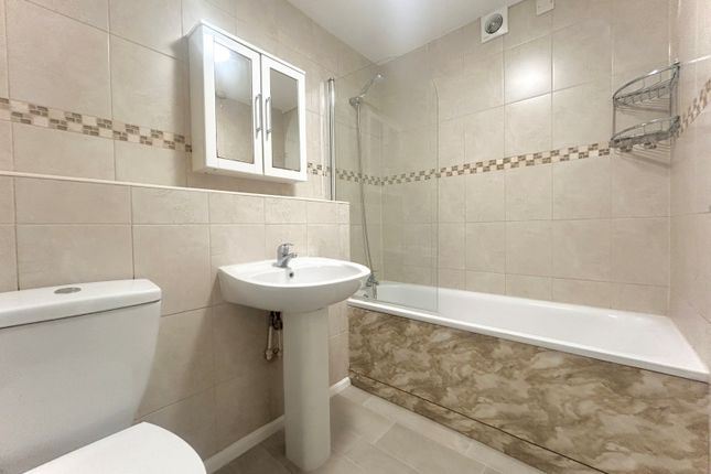 42 Worcester Road, Sutton photo 3