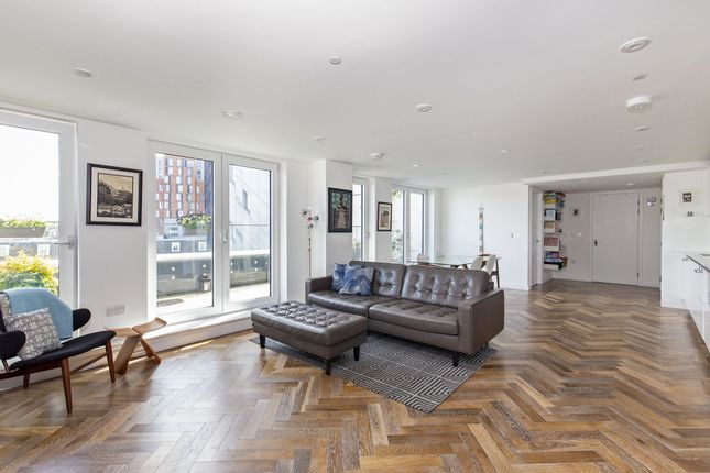 Flat for sale in Eagle Point, City Road, London