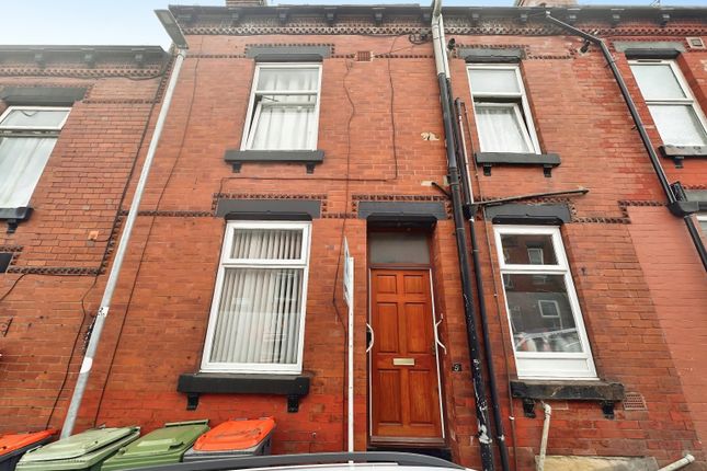 2-bed house on 5, Moorfield Grove, Leeds, £90,000
