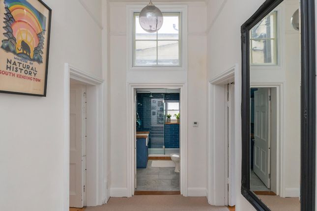 0W2Pcn - Hallway C.Jpg