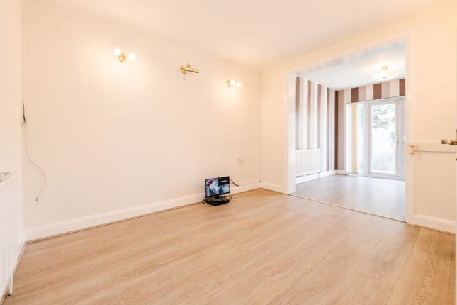22, Victor Gardens, Essex photo 2