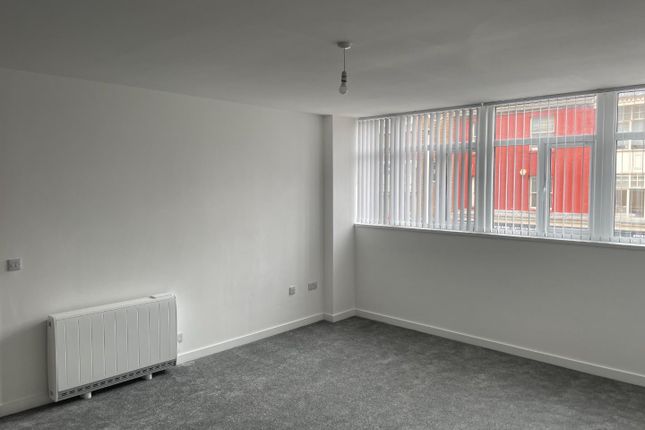 Flat to rent in Paragon Street, Hull