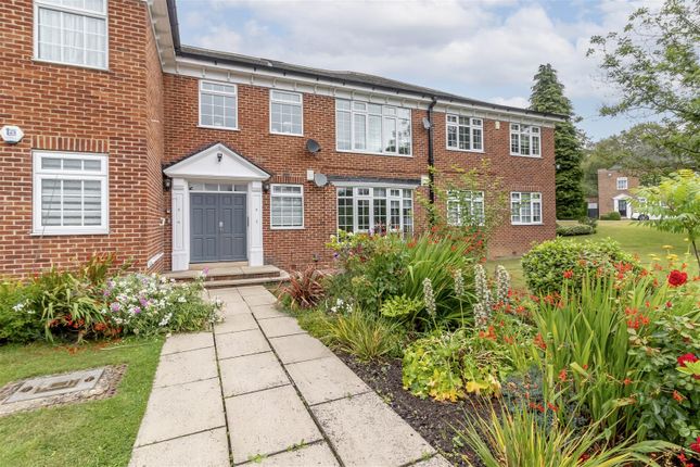 8, Sandmoor Green, Leeds photo 2