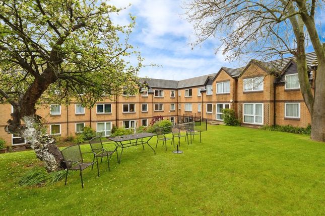 Flat for sale in Homebush House, Chingford