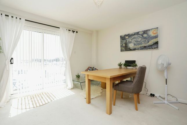 Flat for sale in Neptune Square, Ipswich