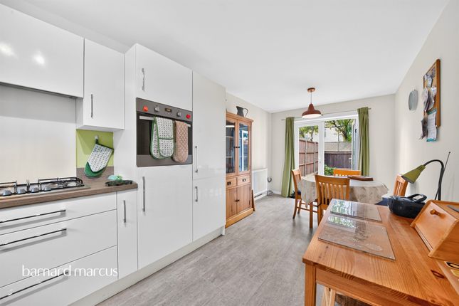 32, Domville Close, London photo 2