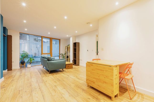 Flat for sale in 85 Canonbury Road, London