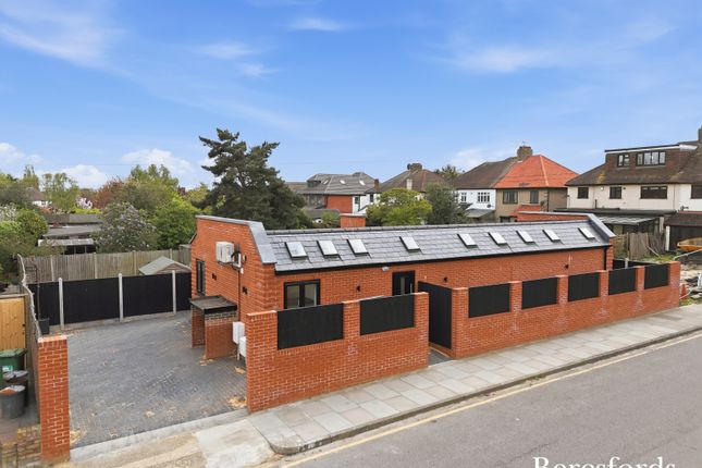 2-bed house on 2a, Parkland Avenue, Marshalls Park, £600,000