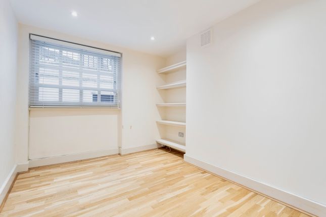 Duplex to rent in Myddelton Street, London