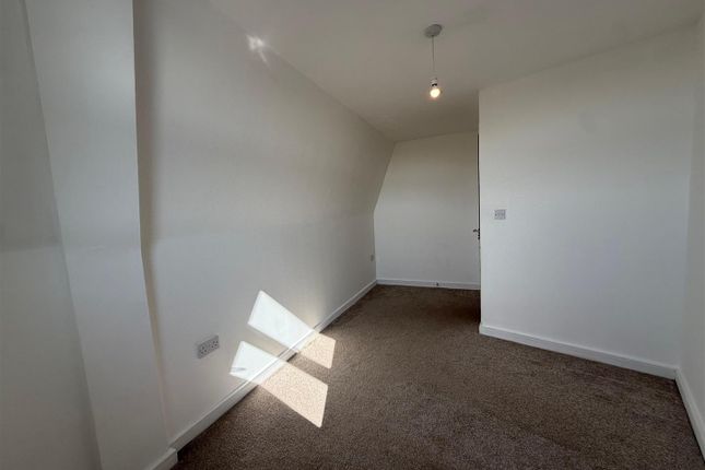 Flat 8, 14, Victoria Road, Romford photo 2