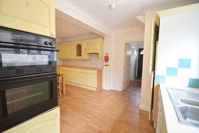 Room 6, 79, Larchwood Drive, Egham photo 4