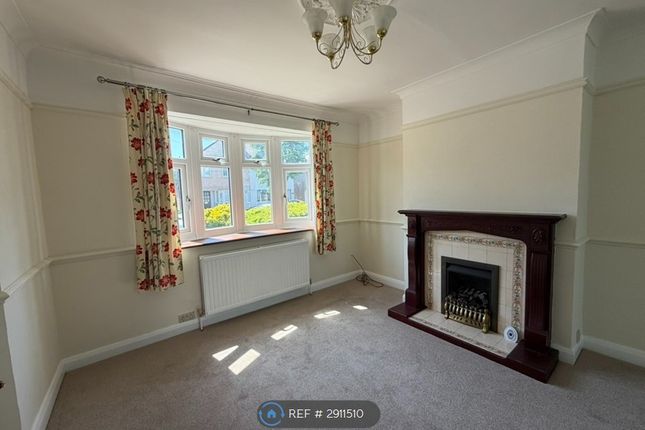 Larchwood Avenue, Romford photo 3