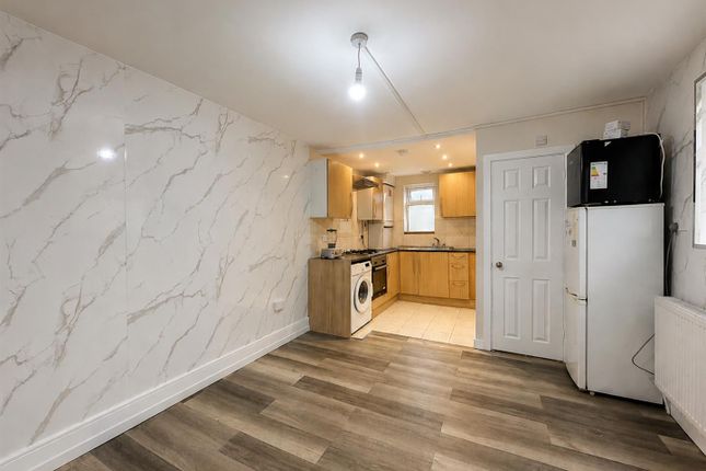 Studio flat on 60B, Whitton Road, Hounslow, £925/mo