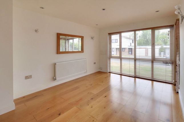 27 Tanglewood Close, Croydon photo 3