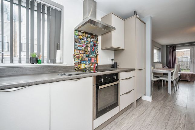 27, Sartoria Close, Grays photo 3