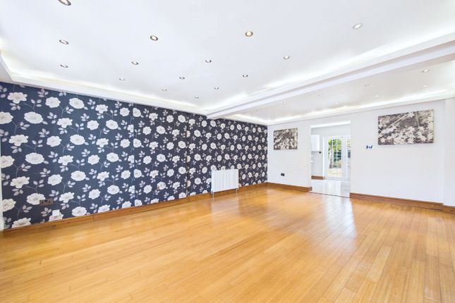 112 Fullarton Crescent, South Ockendon, Essex photo 5