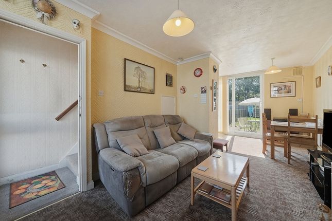 140, Sunningdale Avenue, Hanworth photo 4