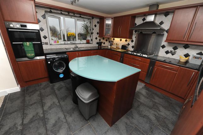 15, Woodfield Close, Bradford photo 4