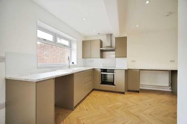 43, West Walk, Leicestershire photo 2