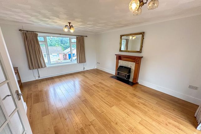 25, Llwyn Meredith, Carmarthen photo 3