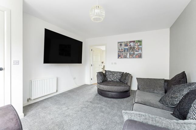 16, South Chesters Medway, Bonnyrigg photo 3