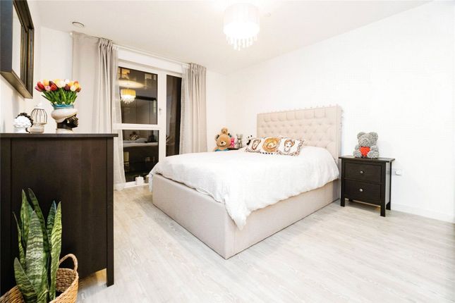 123, Chamberlain Court, London photo 2