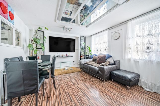 Thumbnail Flat for sale in High Road, London