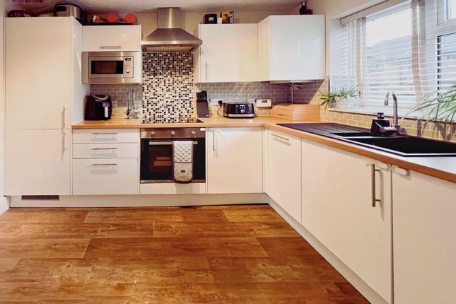 2 Celandine Court, Yateley photo 3