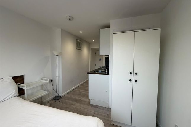 4c, 40, Hogarth Road, London photo 3