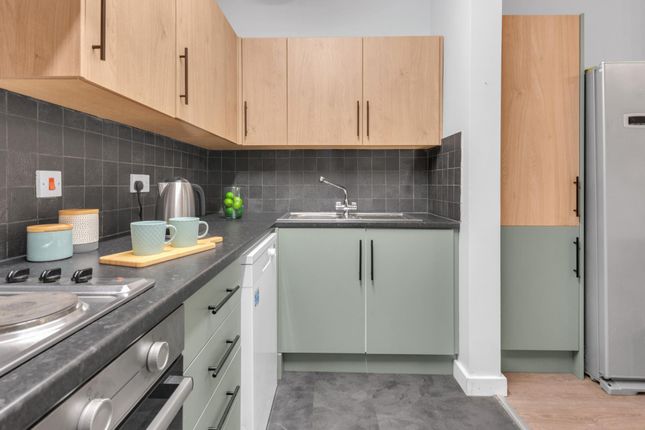 Flat 2, 4, WINSTANLEY TERRACE, Leeds photo 5