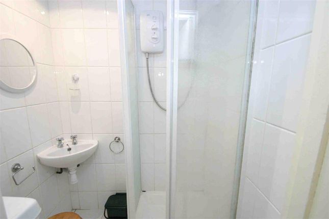 Flat 4, 30 Malbrook Road, London photo 5