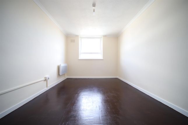 Flat to rent in Ayley Croft, Enfield