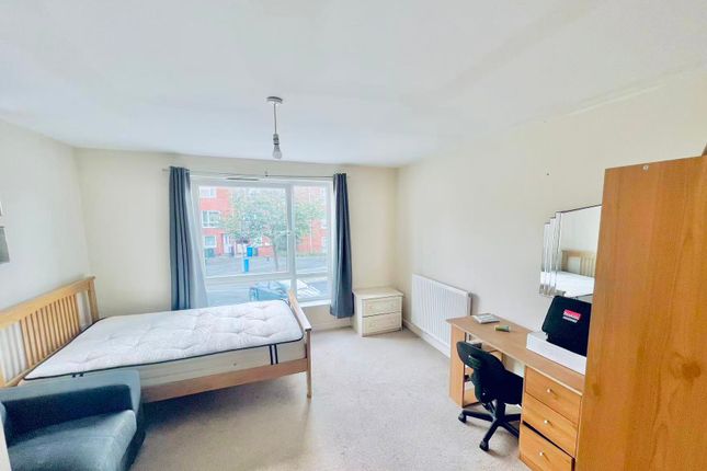 Room 1, 66, Markfield Avenue, Manchester photo 2