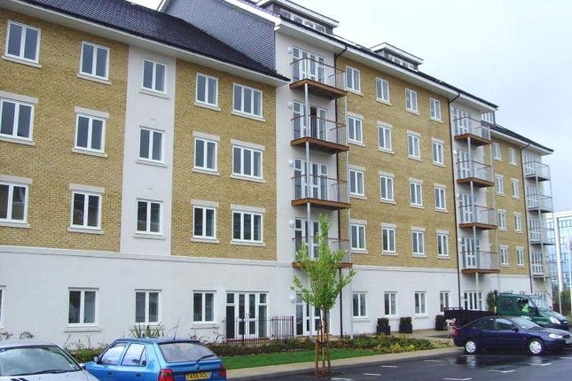 Flat to rent in Park Lodge Avenue, West Drayton, Middlesex