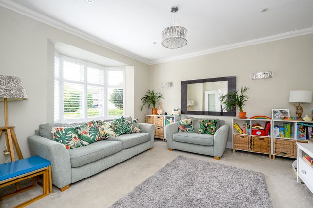 10, Fox Grove, Walton-on-Thames photo 4
