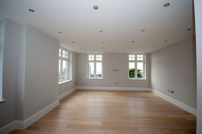 Flat 8 The Grand, Leigh on Sea photo 4
