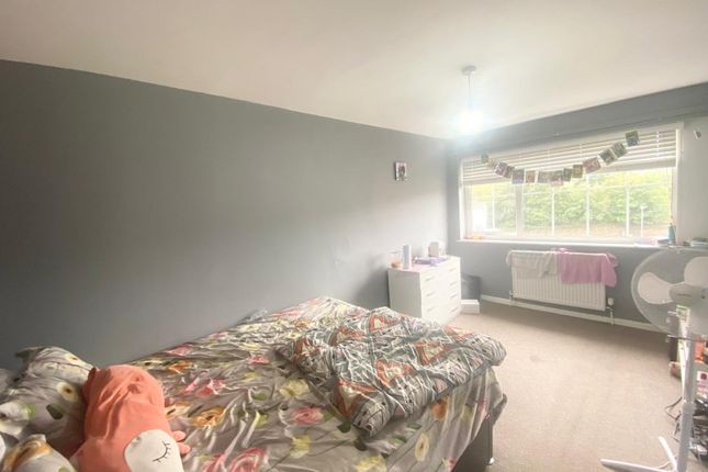 38, Cedar Close, Leeds photo 4