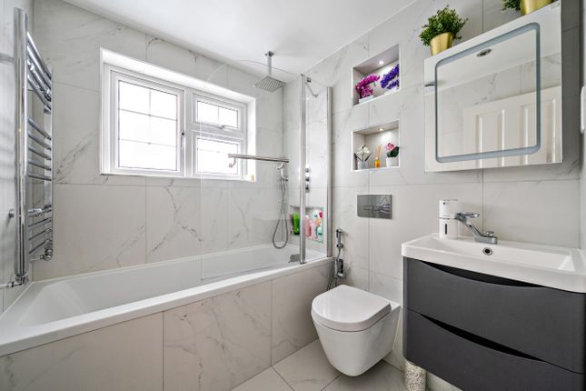 26, Foxglove Gardens, Guildford photo 4