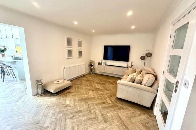 5, Oak Avenue, Egham photo 2