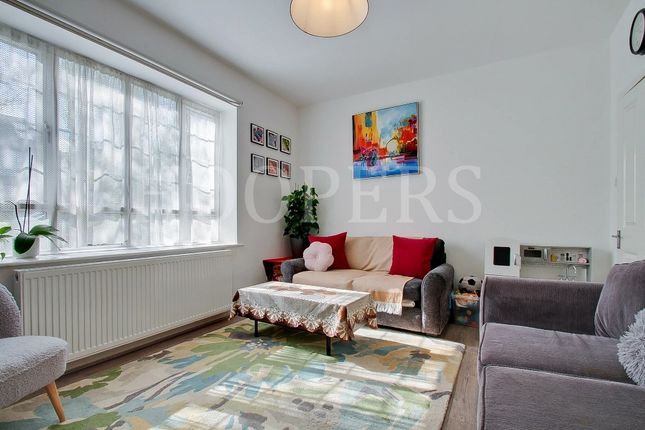 Flat for sale in Cairnfield Avenue, London