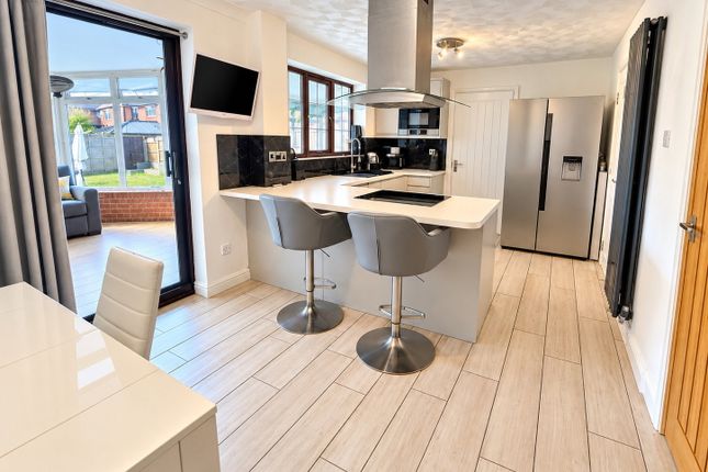 21, Fernhurst Drive, Brierley Hill photo 2
