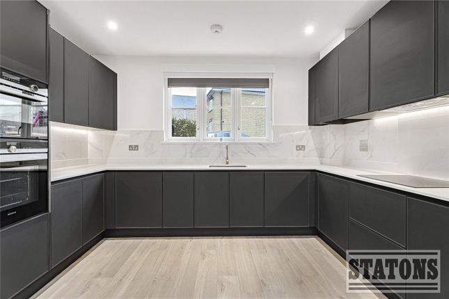 10, Trento Mews, Trent Park photo 3