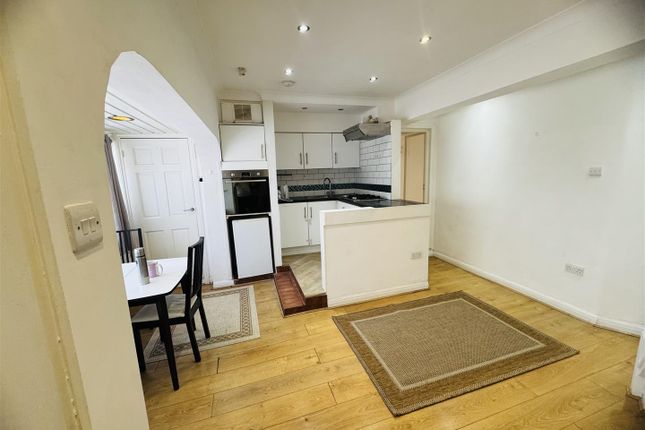 12A, Wyndham Crescent, Hounslow photo 3